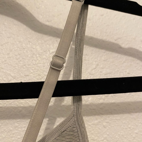 No Bounderies Light gray Sports bra cross back Medium - Picture 6 of 7